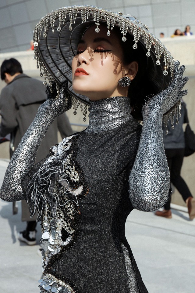 Giới mộ điệu ngỡ ngàng khi Hoa hậu Áo dài Tuyết Nga đem áo dài đính rồng kim loại đến Seoul Fashion Week 2019 - Ảnh 4.