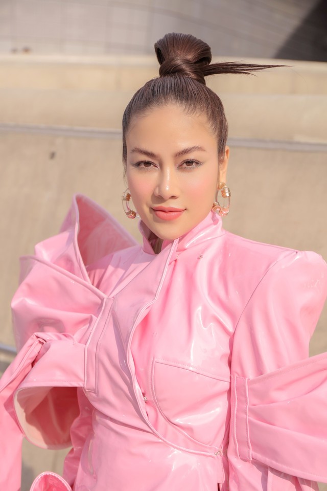Giới mộ điệu ngỡ ngàng khi Hoa hậu Áo dài Tuyết Nga đem áo dài đính rồng kim loại đến Seoul Fashion Week 2019 - Ảnh 13.