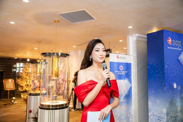 Hoa hậu Lương Thùy Linh rạng rỡ bên những bảo vật kỷ lục của DOJI - Ảnh 1.