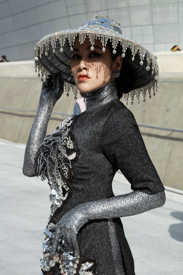 Giới mộ điệu ngỡ ngàng khi Hoa hậu Áo dài Tuyết Nga đem áo dài đính rồng kim loại đến Seoul Fashion Week 2019 - Ảnh 1.