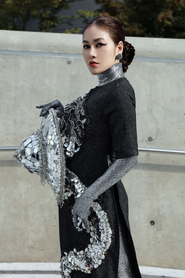 Giới mộ điệu ngỡ ngàng khi Hoa hậu Áo dài Tuyết Nga đem áo dài đính rồng kim loại đến Seoul Fashion Week 2019 - Ảnh 3.