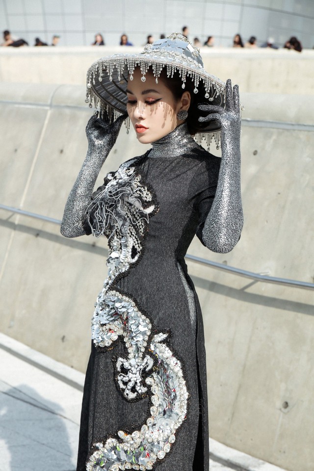 Giới mộ điệu ngỡ ngàng khi Hoa hậu Áo dài Tuyết Nga đem áo dài đính rồng kim loại đến Seoul Fashion Week 2019 - Ảnh 5.