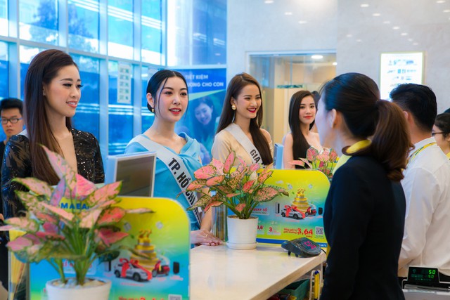 Top 60 Hoa hậu Hoàn vũ Việt Nam 2019 trải nghiệm sản phẩm dịch vụ tài chính hiện đại tại Nam A Bank - Ảnh 1.