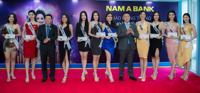 Top 60 Hoa hậu Hoàn vũ Việt Nam 2019 trải nghiệm sản phẩm dịch vụ tài chính hiện đại tại Nam A Bank - Ảnh 4.