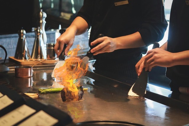 Teppanyaki – Nghệ thuật ẩm thực chinh phục ngọn lửa của Nhật Bản - Ảnh 1.