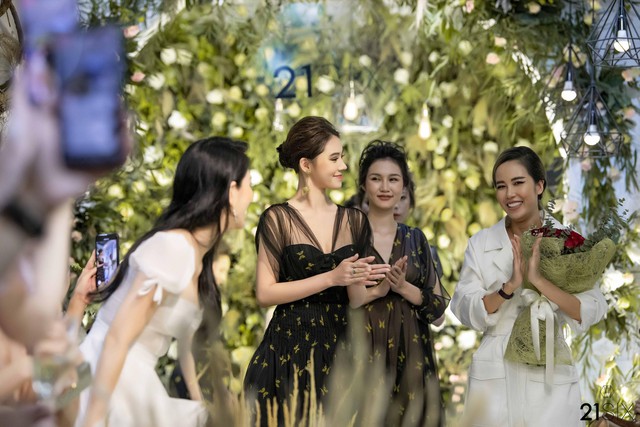 Tú Anh, Jolie Nguyễn xinh đẹp rạng ngời tham dự fashion show ra mắt BST Eternal Garden - Ảnh 9.