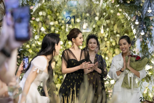 T&uacute; Anh, Jolie Nguyễn xinh đẹp rạng ngời tham dự fashion show ra mắt BST Eternal Garden - Ảnh 9.