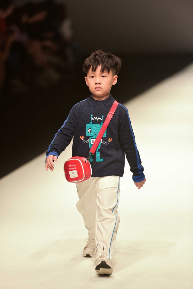 Học trò Xuân Lan tự tin sải bước tại Shanghai Fashion Week 2019 - Ảnh 2.