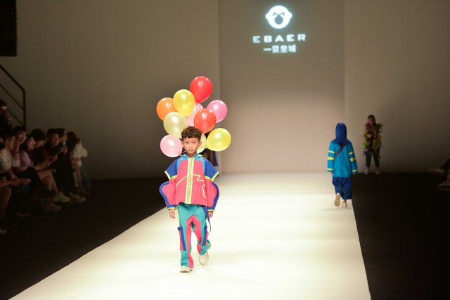 Mẫu nhí điển trai Pun Trần nổi bật tại Shanghai Fashion Week 2019 - Ảnh 3.