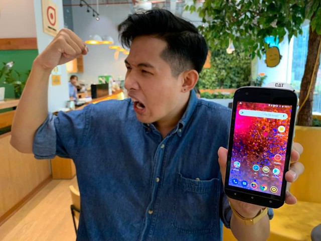 Cộng đồng YouTuber Việt phát cuồng vì chiếc điện thoại “ngửi” được chất độc hại CAT Phone! - Ảnh 5.