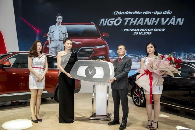 Ngô Thanh Vân nhận xe VinFast Lux SA2.0 giá hơn 1,7 tỷ đồng và sẽ mang xe lên phim - Ảnh 1.