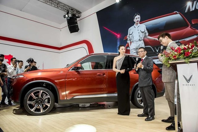 Ngô Thanh Vân nhận xe VinFast Lux SA2.0 giá hơn 1,7 tỷ đồng và sẽ mang xe lên phim - Ảnh 2.