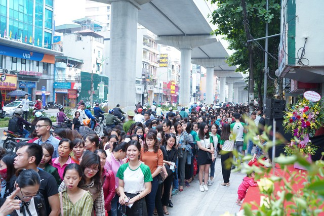 Hơn 5.000 ngh&igrave;n kh&aacute;ch h&agrave;ng tham dự khai trương Thu C&uacute;c Mega Beauty Center Cầu Giấy - Ảnh 1.