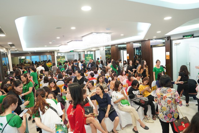 Hơn 5.000 nghìn khách hàng tham dự khai trương Thu Cúc Mega Beauty Center Cầu Giấy - Ảnh 3.
