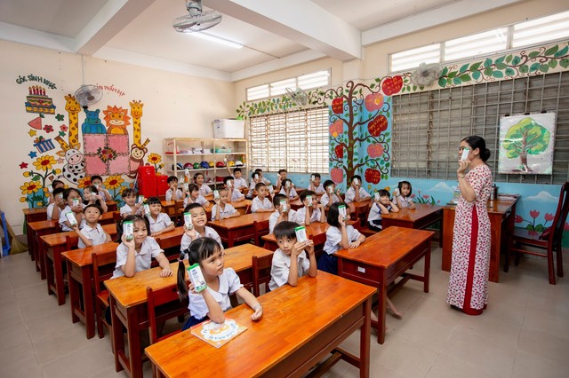 Chương trình sữa học đường chính thức đến với học sinh tỉnh Vĩnh Long - Ảnh 1.