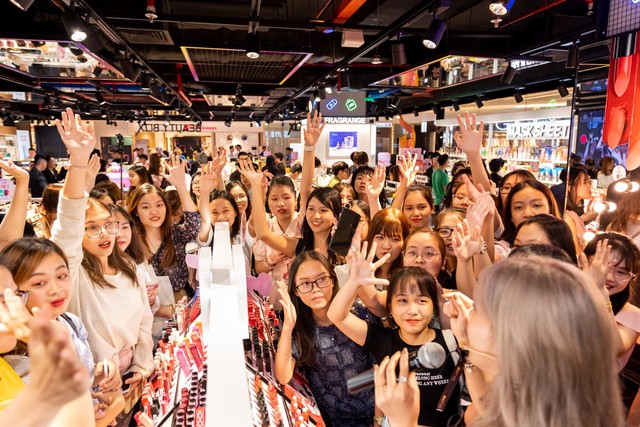 Hơn 3.000 chị em hưởng ứng tuyên ngôn “Đẹp bất chấp” cùng Beauty Box tại flagship store “siêu hoành tráng” - Ảnh 4.