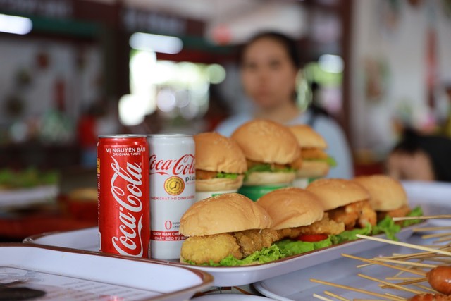 Mở rộng hoạt động tới tận thành phố Vinh, Coca-Cola biến Lễ hội Ẩm thực thành một xu hướng của giới trẻ cả nước - Ảnh 7.