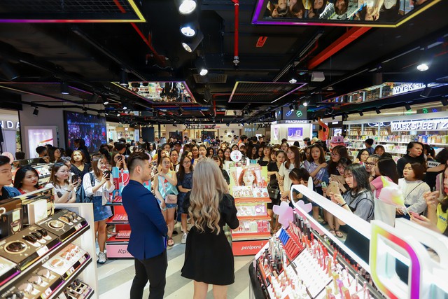 Hơn 3.000 chị em hưởng ứng tuy&ecirc;n ng&ocirc;n &ldquo;Đẹp bất chấp&rdquo; c&ugrave;ng Beauty Box tại flagship store &ldquo;si&ecirc;u ho&agrave;nh tr&aacute;ng&rdquo; - Ảnh 6.