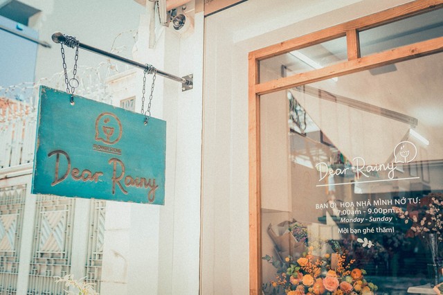 Tiệm hoa Dear Rainy: Mong các bạn tìm được chất liệu tô vẽ nét đáng yêu của cuộc sống - Ảnh 2.