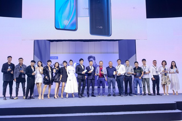 Vivo V17 Pro chinh phục Noo Phước Thịnh v&agrave; d&agrave;n fashionista Việt ngay khi ra mắt với th&ocirc;ng điệp mới lạ - Ảnh 15.
