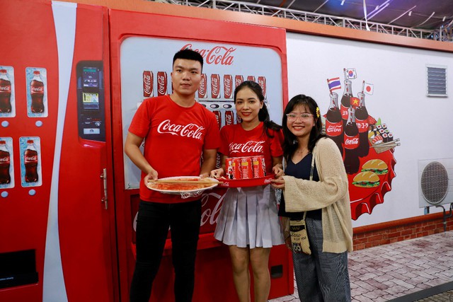 Sau các thành phố lớn, Lễ hội Ẩm thực Coca-Cola tiếp tục thu hút giới trẻ tại Vinh - Ảnh 9.