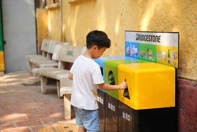 Hơn 9.000 học sinh Hà Nội bắt đầu thói quen phân loại rác tại nguồn - Ảnh 8.