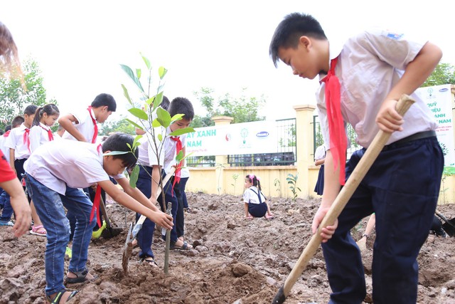 Vinamilk chung tay bảo vệ môi trường Thủ đô thông qua quỹ 1 triệu cây xanh cho Việt Nam - Ảnh 1.