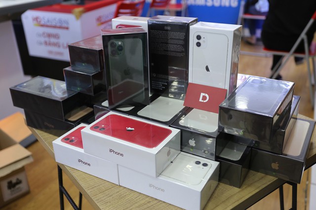 iPhone 11, 11 Pro, 11 Pro Max VN/A giảm đến 3 triệu đồng tại Di Động Việt trong 3 ngày mở bán - Ảnh 1.