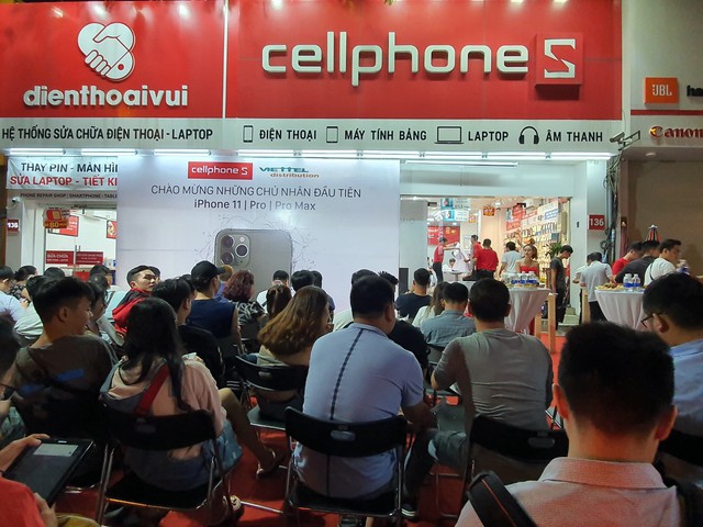 CellphoneS tưng bừng mở bán bộ ba iPhone 11 chính hãng VN/A lúc 0h sáng - Ảnh 1.