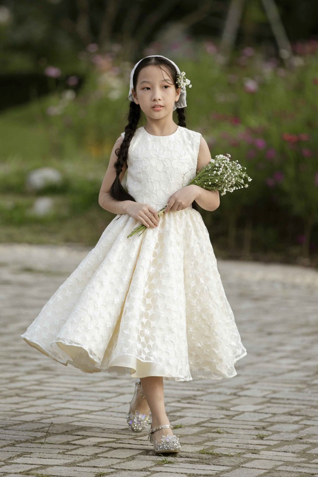 “Công chúa băng giá” của làng thời trang Việt đốn tim với vẻ đẹp siêu ngọt ngào - Ảnh 1.