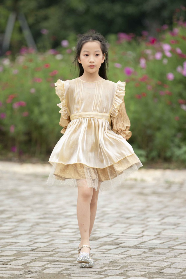 “Công chúa băng giá” của làng thời trang Việt đốn tim với vẻ đẹp siêu ngọt ngào - Ảnh 2.