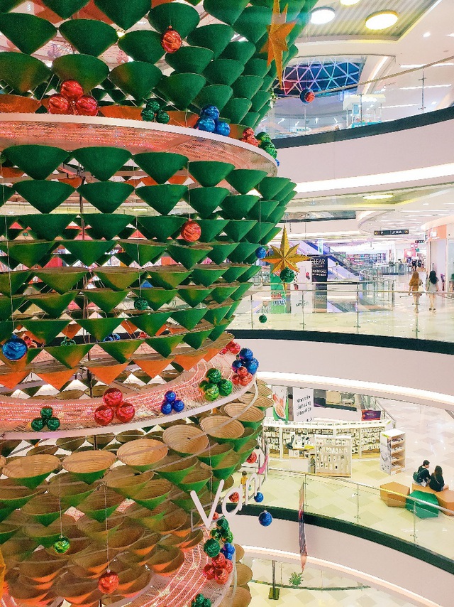 Cây thông nón lá úp ngược “siêu to khổng lồ” xuất hiện tại Vạn Hạnh Mall - Ảnh 4.