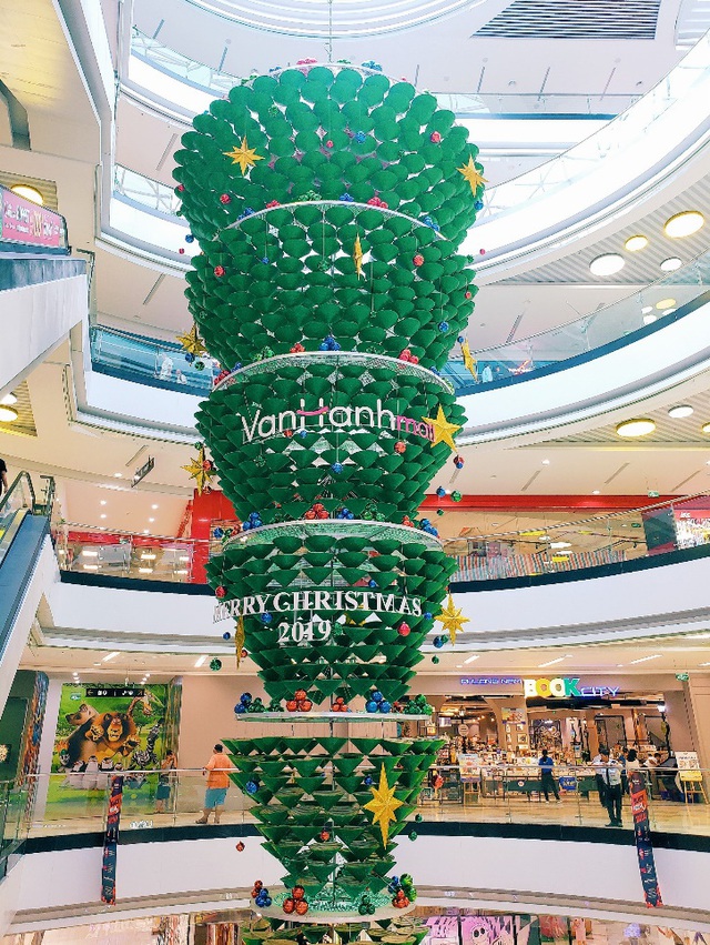 Cây thông nón lá úp ngược “siêu to khổng lồ” xuất hiện tại Vạn Hạnh Mall - Ảnh 5.