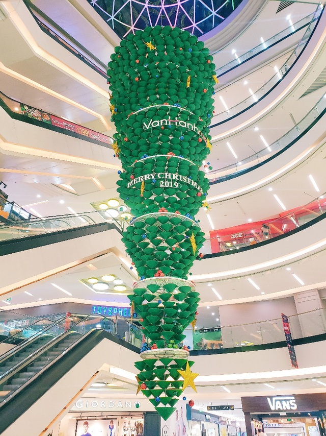 Cây thông nón lá úp ngược “siêu to khổng lồ” xuất hiện tại Vạn Hạnh Mall - Ảnh 3.