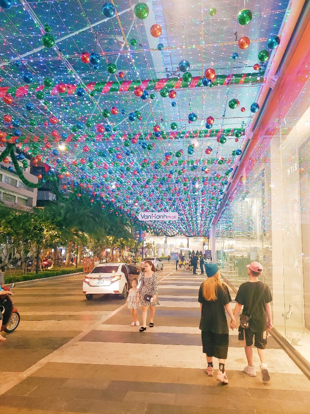 Cây thông nón lá úp ngược “siêu to khổng lồ” xuất hiện tại Vạn Hạnh Mall - Ảnh 6.