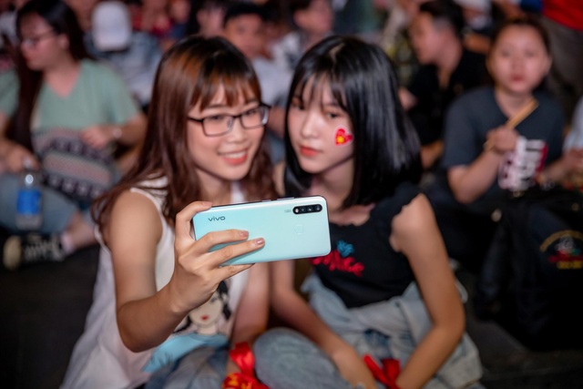 Giải mã chiếc điện thoại được hàng loạt tín đồ túc cầu selfie tại trận đấu vòng loại World Cup Việt Nam - UAE - Ảnh 1.