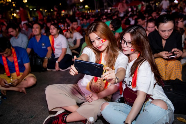 Giải mã chiếc điện thoại được hàng loạt tín đồ túc cầu selfie tại trận đấu vòng loại World Cup Việt Nam - UAE - Ảnh 3.