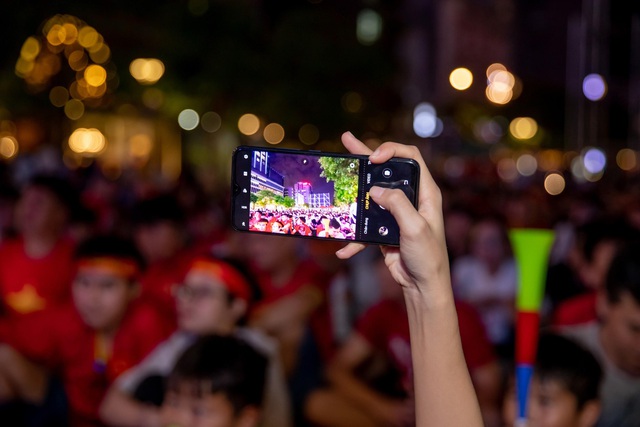 Giải mã chiếc điện thoại được hàng loạt tín đồ túc cầu selfie tại trận đấu vòng loại World Cup Việt Nam - UAE - Ảnh 4.