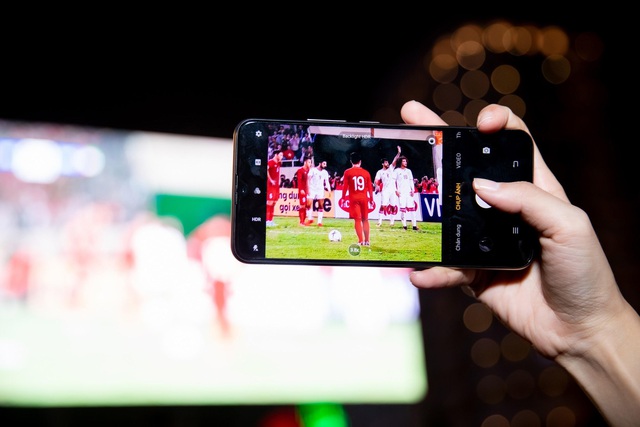 Giải mã chiếc điện thoại được hàng loạt tín đồ túc cầu selfie tại trận đấu vòng loại World Cup Việt Nam - UAE - Ảnh 5.