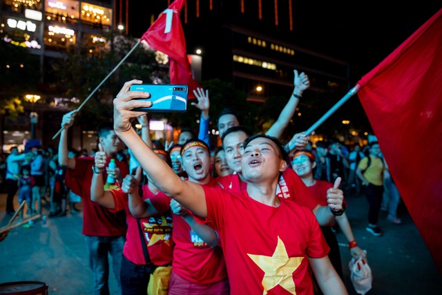 Giải mã chiếc điện thoại được hàng loạt tín đồ túc cầu selfie tại trận đấu vòng loại World Cup Việt Nam - UAE - Ảnh 6.