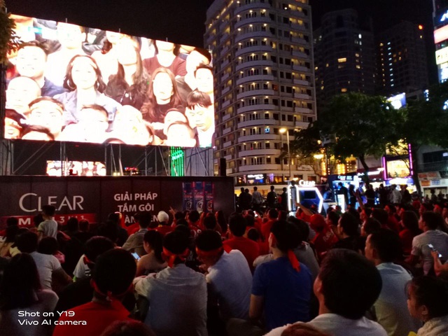 Giải mã chiếc điện thoại được hàng loạt tín đồ túc cầu selfie tại trận đấu vòng loại World Cup Việt Nam - UAE - Ảnh 7.