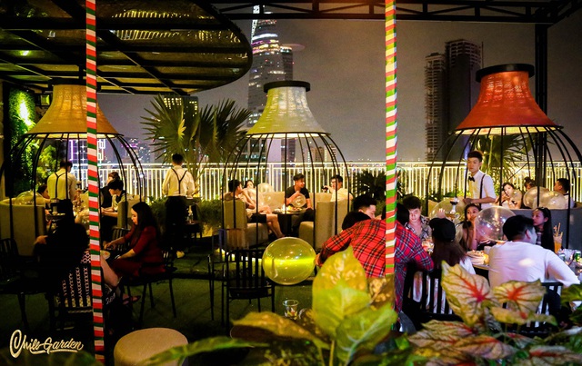Rủ nhau đi “chill” trong vườn treo Babylon thu nhỏ “view triệu đô” tại trung tâm Sài Gòn - Ảnh 2.