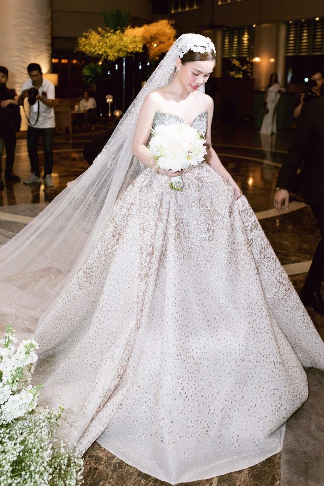 Ba mẫu váy cưới Hacchic Couture thực hiện cho Giang Hồng Ngọc kèm thông điệp ý nghĩa bất ngờ - Ảnh 4.