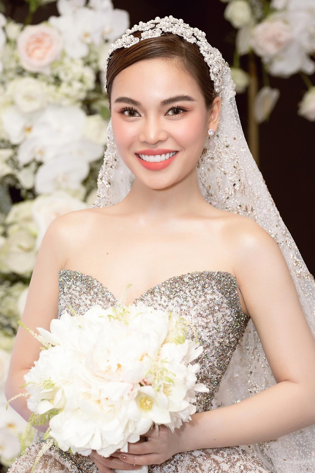 Ba mẫu v&aacute;y cưới Hacchic Couture thực hiện cho Giang Hồng Ngọc k&egrave;m th&ocirc;ng điệp &yacute; nghĩa bất ngờ - Ảnh 8.