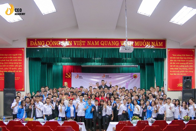 Bài phát biểu chạm đến trái tim sinh viên của giám đốc trường Doanh Nhân CEO Việt Nam - Ảnh 1.