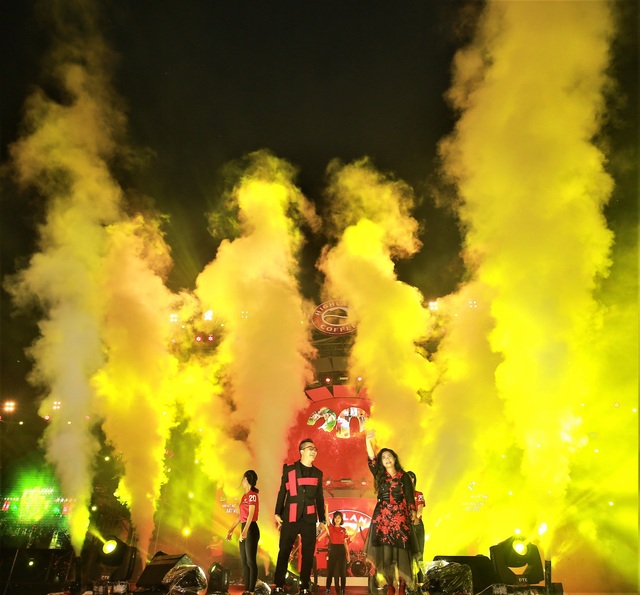 Noo Phước Thịnh, Đông Nhi “cháy” cùng hơn 10.000 fan bất chấp thời tiết bất lợi - Ảnh 8.