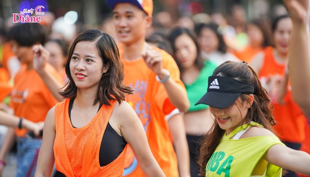 Hơn 1.000 người mặc áo cam “nhuộm màu” Hồ Gươm - Ảnh 3.