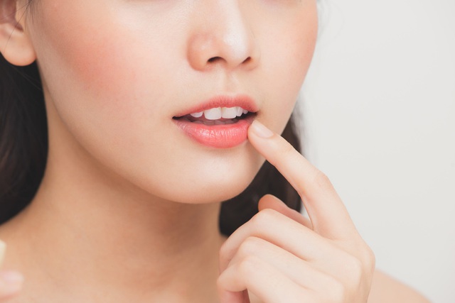 Thường xuy&ecirc;n trang điểm, đừng qu&ecirc;n &ldquo;sắm&rdquo; cho đ&ocirc;i m&ocirc;i lớp dưỡng ho&agrave;n hảo để sẵn s&agrave;ng l&ecirc;n chuẩn bất cứ m&agrave;u son n&agrave;o! - Ảnh 2.
