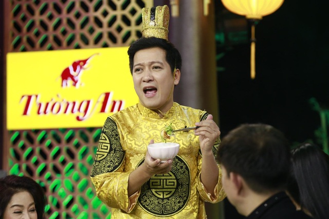 Trường Giang mải ăn đến &ldquo;bung c&uacute;c &aacute;o&rdquo; ở Thi&ecirc;n Đường Ẩm Thực - Ảnh 2.