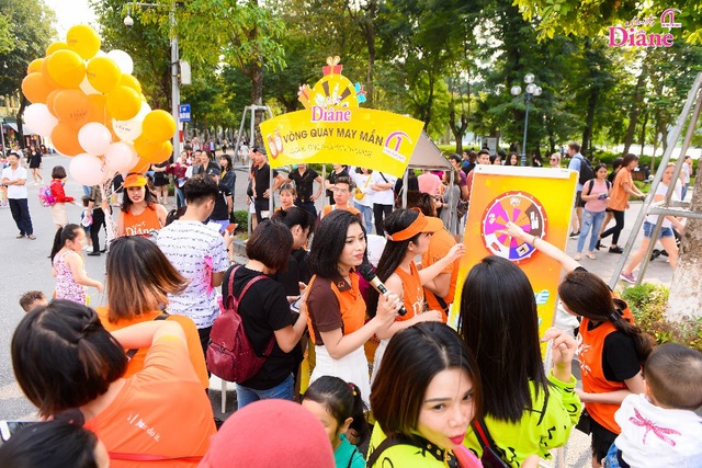 Hơn 1.000 người mặc áo cam “nhuộm màu” Hồ Gươm - Ảnh 9.